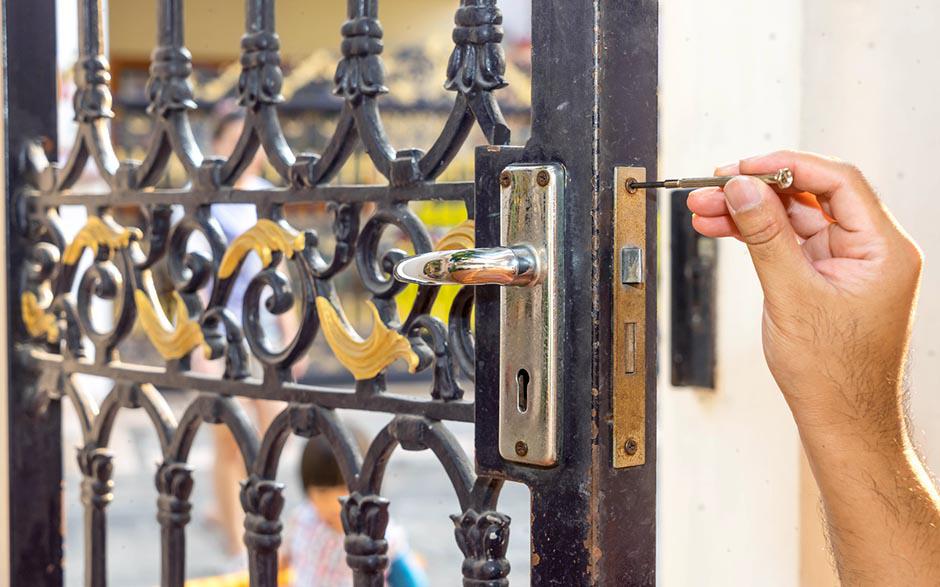 prix d'un serrurier pour ouvrir une porte Paris 14